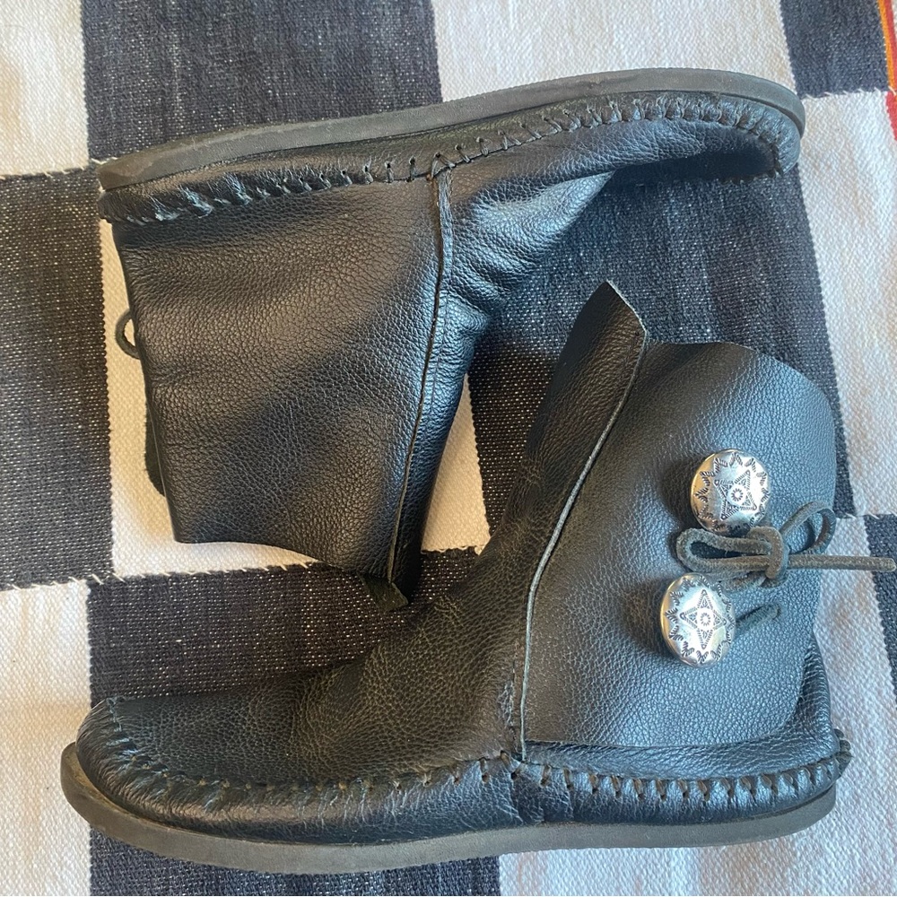 Vintage Taos Leather Moccasin Boots with Silver Concho & Tie. Size 6.5. 3000W